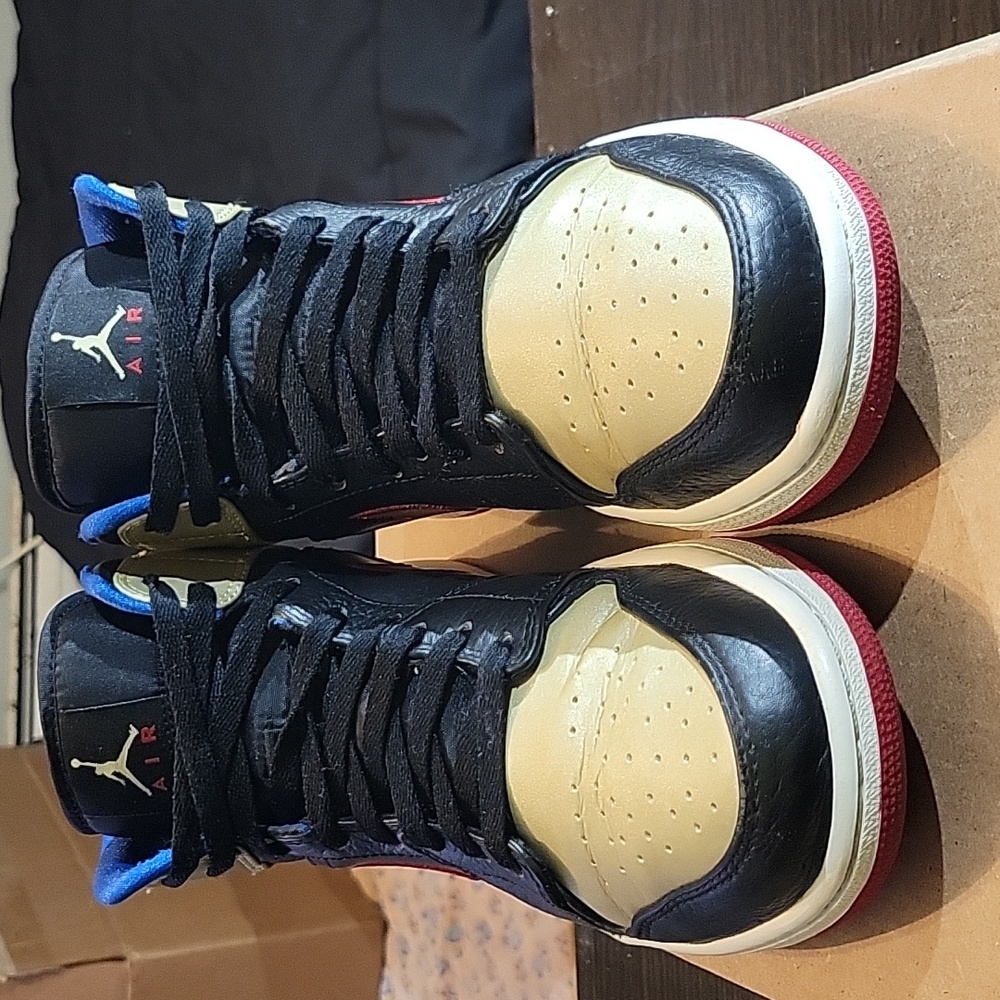 Jordan 1 Mid Rare "Black Gold Red" (2013) Mens 10 Womens 11.5 EUC - Picture 4 of 10